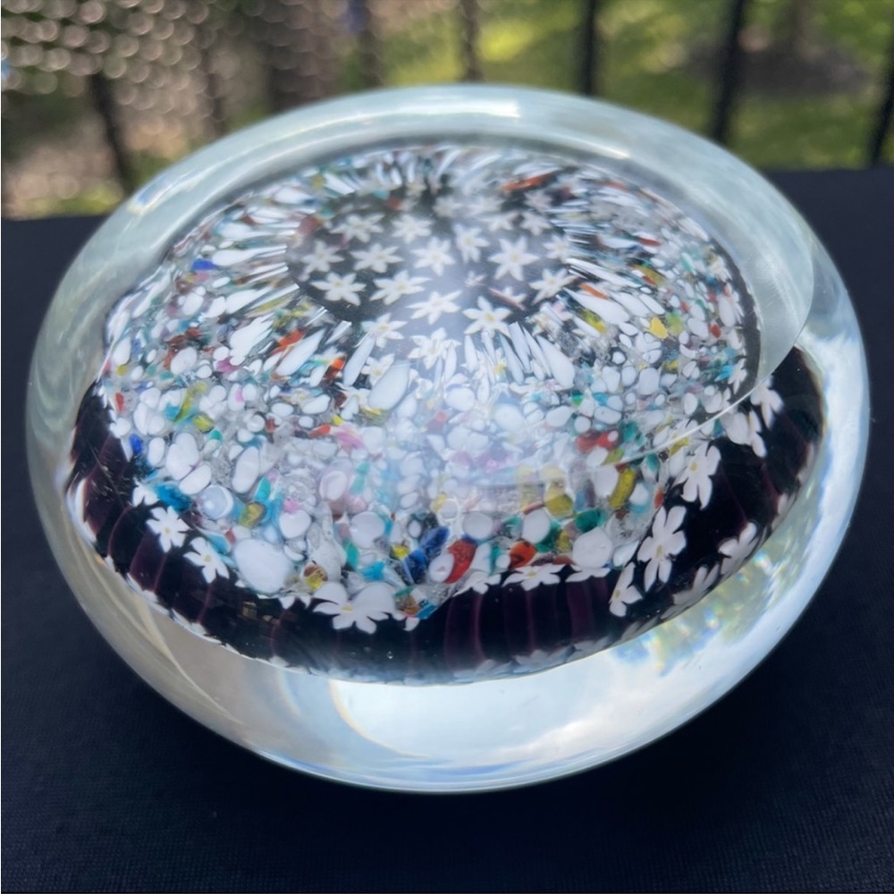 VINTAGE GLASS PAPERWEIGHT W/FLOATING DAISIES - Picture 6 of 12
